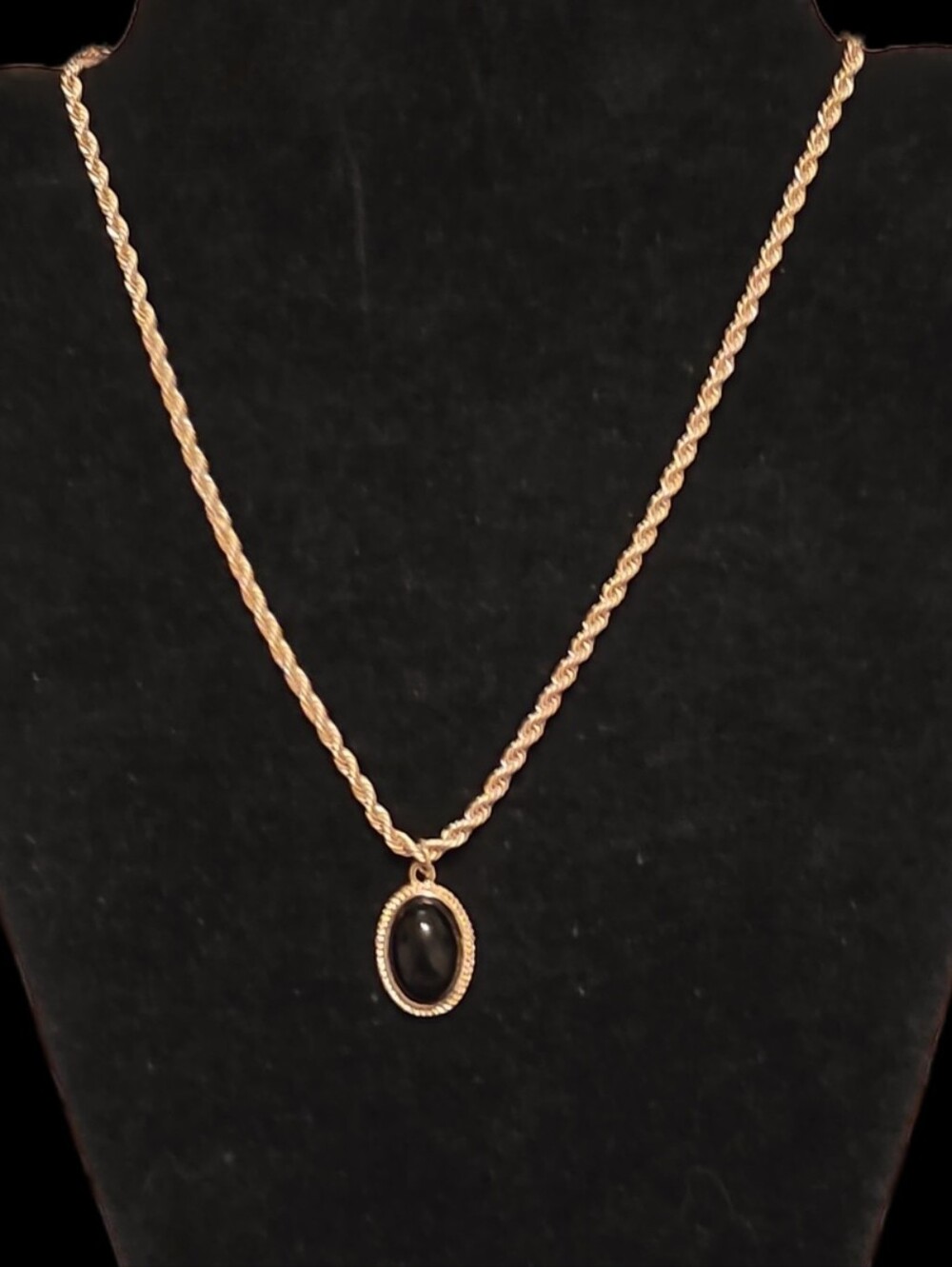 Rope Chain Necklace w/Black Oval Pendant